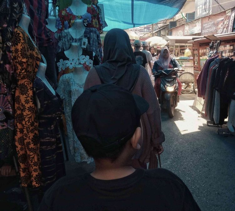 Setiap akhir pekan, kawasan Pasar Sandang Tegalgubug di Kabupaten Cirebon selalu terlihat lebih ramai dari biasanya.
